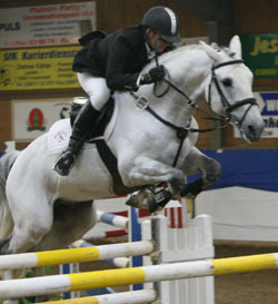 Bei seinem ersten Einsatz nach dreimonatiger Pause gewann Cheval de Blanc unter Matthias Granzow das M-Springen in Gadebusch. Foto: Jutta Wego